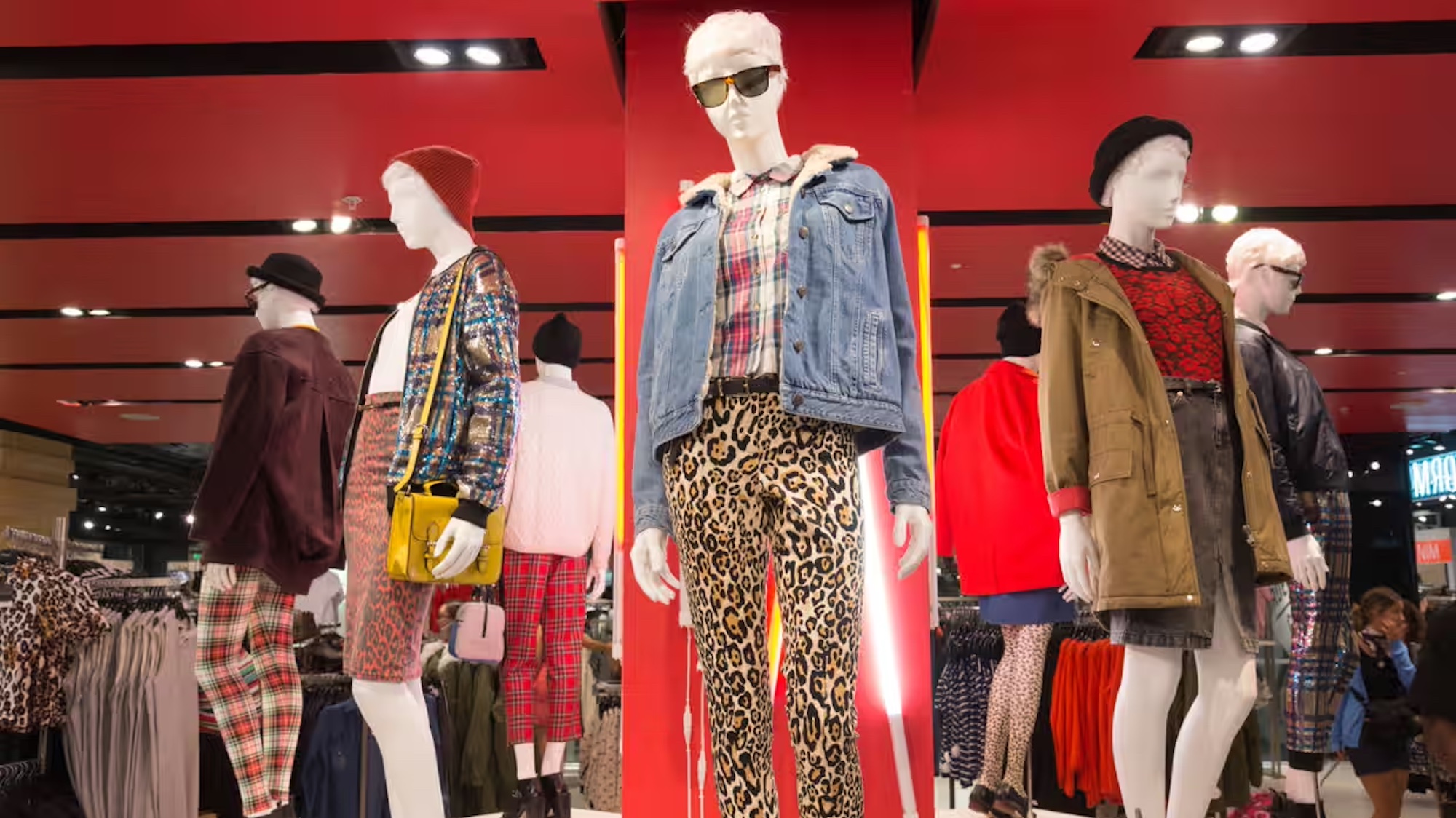 Mannequins in chic clothing in a clothing store