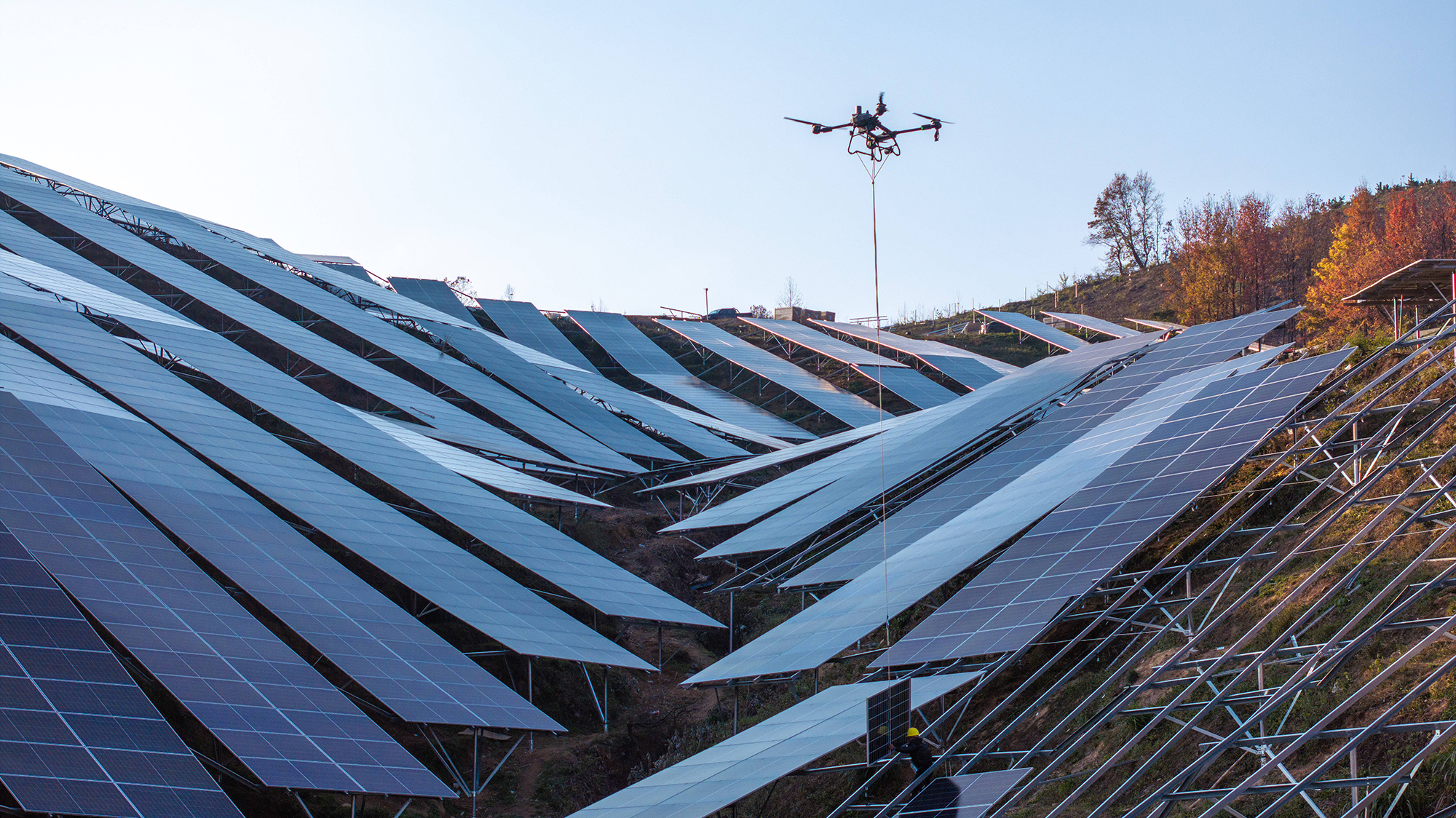 December 18, 2024: JINHUA, CHINA - DECEMBER 19: A worker operates a drone to transport solar panels to barren hills for the construction of an agrivoltaic farm on December 19, 2024 in Jinhua, Zhejiang Province of China. Copyright: xVCGx 111537697923 (Credit Image: © Imago via ZUMA Press)