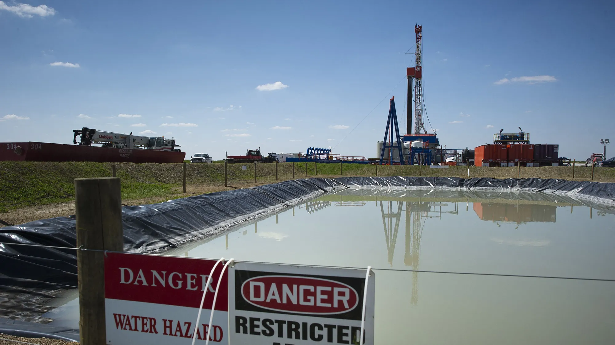A drilling rig and A drilling rig and wastewater pondwastewater pond